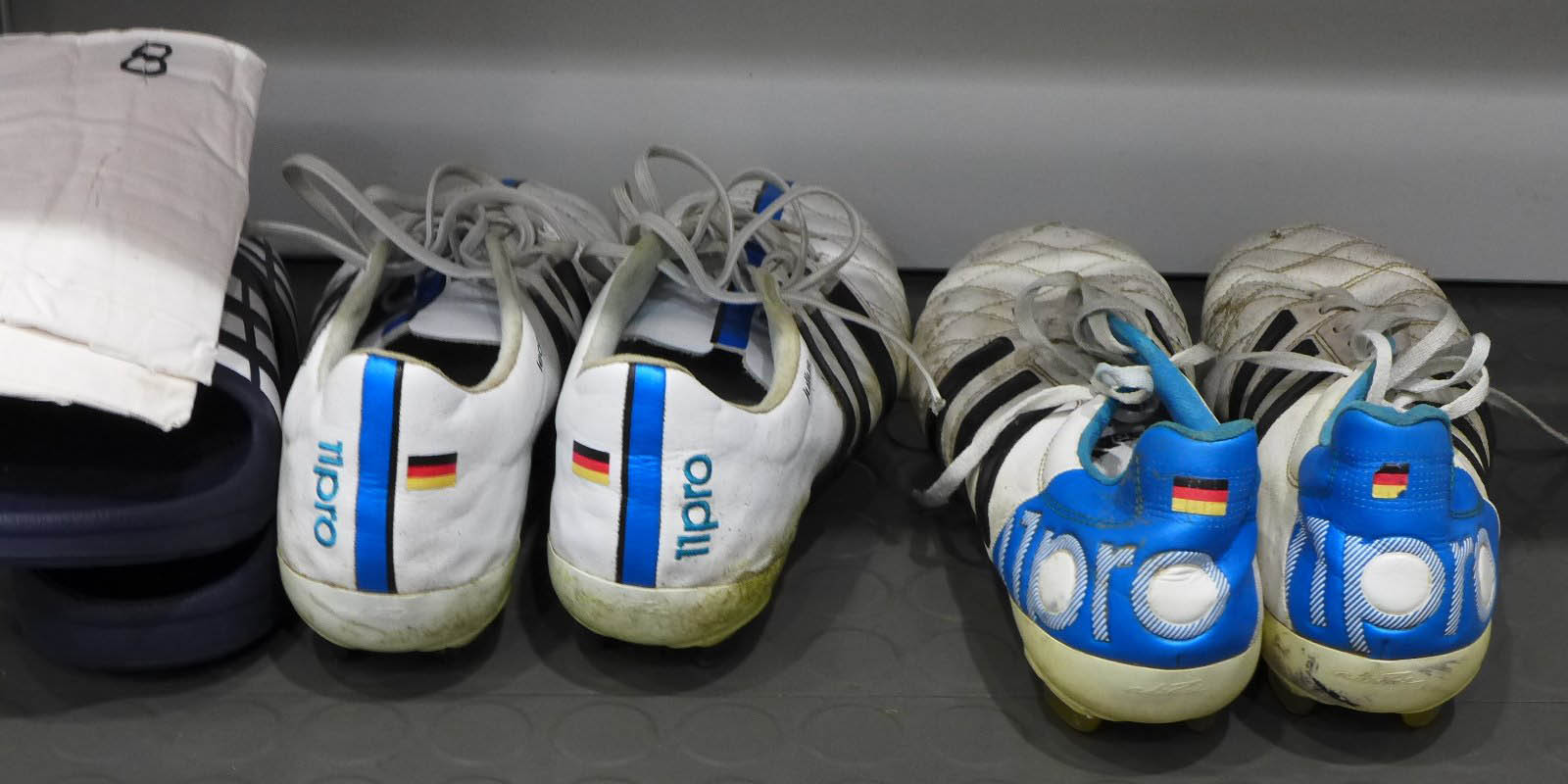 Näherer Blick | Toni Kroos spezifische abgenutzte Adidas ... Näherer Blick | Toni Kroos spezifische abgenutzte Adidas ...